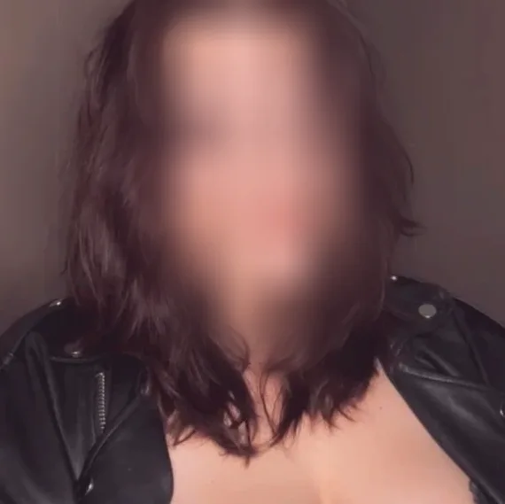 Adél, 25