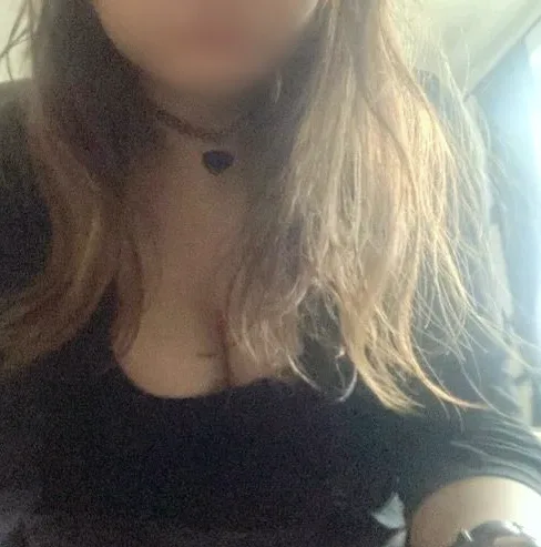 Adél, 28