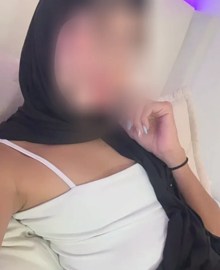 Dóra, 24