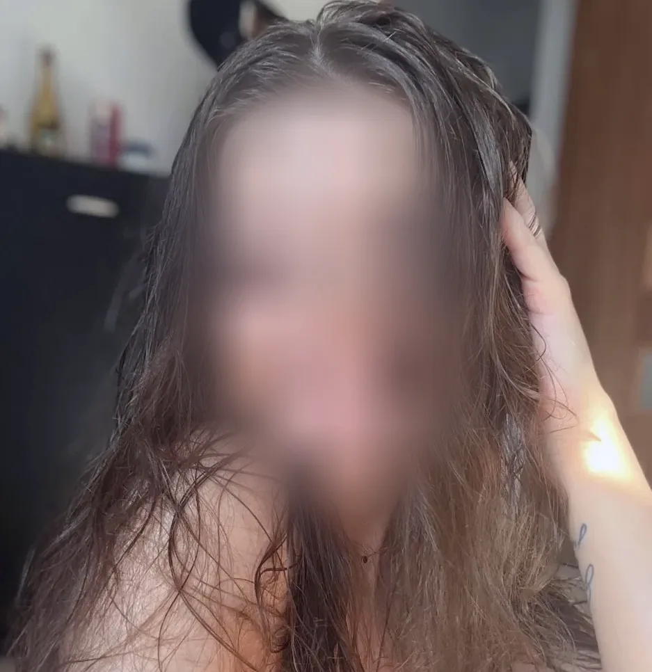Emese, 19
