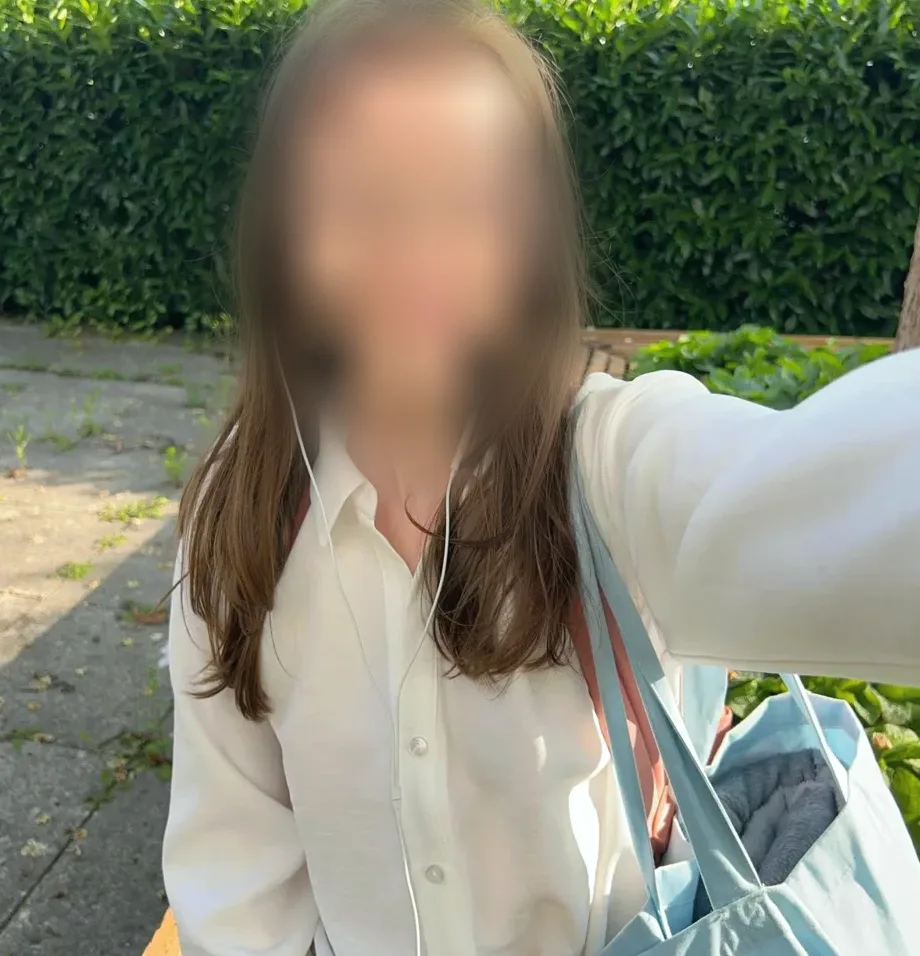 Vivien, 22